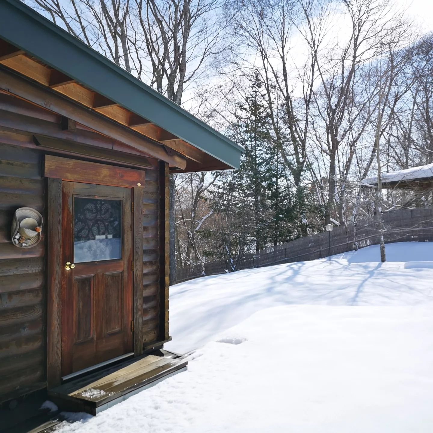 Sabine's Dog vacation cottage ourside on a winter, covered with snow
